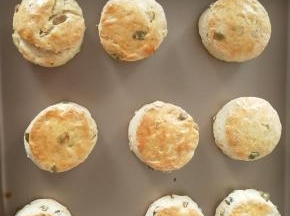 表面变成金黄色是即可，出炉脱模放凉。