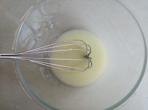 将玉米油、糖和盐搅拌均匀