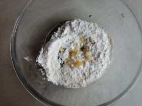 倒入葱和面粉的混合物，这里用到的是小葱，而且只取葱绿的部分，要提前洗干净并沥干水分，切成细碎再用