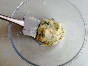 用刮刀将它们拌成面团