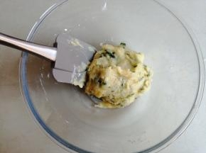 用刮刀将它们拌成面团