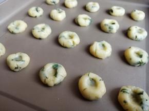 用食指在中间戳一下，不戳也可以，可以轻轻压扁一下