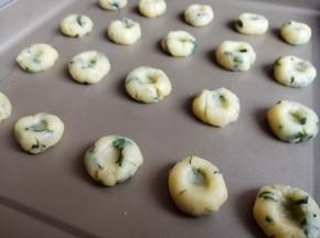 用食指在中间戳一下，不戳也可以，可以轻轻压扁一下