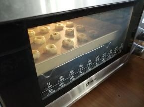 放入已经预热到170度的东菱K40C烤箱中下层，烘烤18分钟左右（实际烘烤温度要根据自家烤箱脾气而定）