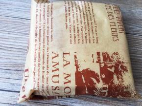 用烘焙纸或保鲜膜包裹住，容易成型也便于切割