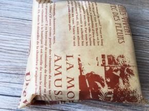 用烘焙纸或保鲜膜包裹住，容易成型也便于切割