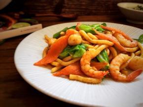 一道美味营养的杂蔬海鲜炒乌冬面就做好了，既解决了主妇们的烦恼，又丰富了早餐的花样，家人很喜欢。