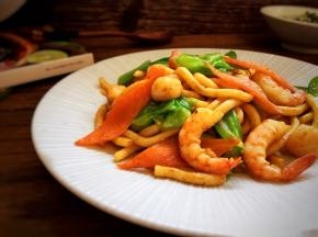 一道美味营养的杂蔬海鲜炒乌冬面就做好了，既解决了主妇们的烦恼，又丰富了早餐的花样，家人很喜欢。