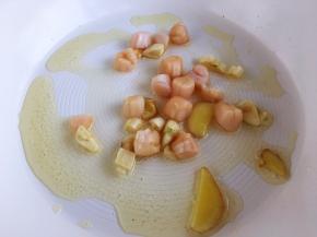 姜蒜干贝入油锅干煸至出香味。这一步对去掉干贝的腥气很关键