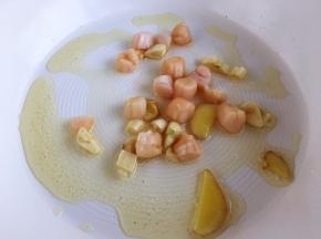 姜蒜干贝入油锅干煸至出香味。这一步对去掉干贝的腥气很关键