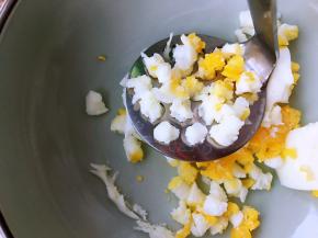 鸡蛋用捣泥器压成带点颗粒感的口感更棒