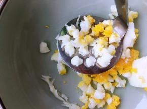 鸡蛋用捣泥器压成带点颗粒感的口感更棒
