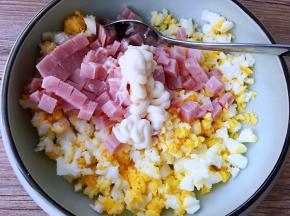 将食材装入一个搅拌碗中，加入蛋黄酱翻拌均匀
