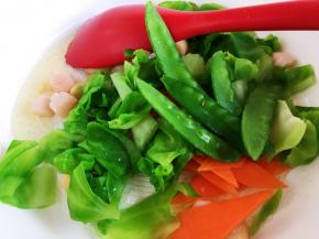 加入杂蔬翻炒片刻