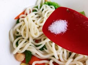 加入提前煮好的乌冬面，加盐，翻炒均匀