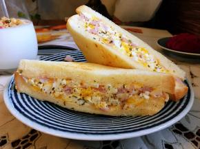 从中间切一刀，好吃又美味的Sandwiches 就做好了。早餐搭配一杯燕麦酸奶，再加一小碟水果，口感丰富的营养早餐就这么简单快捷