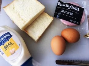 吐司提前烤好，去掉四个边，食材特别简单。