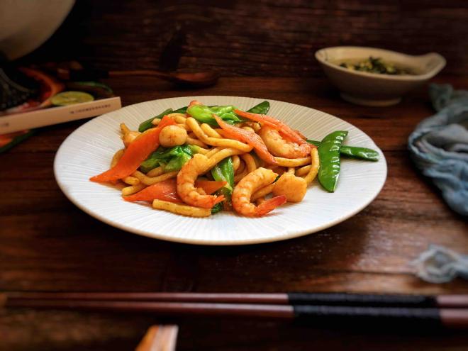 杂蔬海鲜炒乌冬面