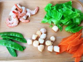 各种杂蔬依据自己冰箱的库存随意搭配，各种杂蔬、虾焯水备用