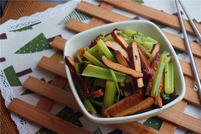 蒜粒香干炒芹菜