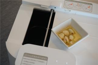 然后按步骤将蒜粒及油加入，喜蒜香味的可以多加点，不喜的可以不回。