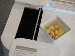 然后按步骤将蒜粒及油加入，喜蒜香味的可以多加点，不喜的可以不回。