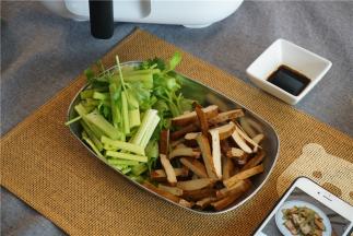 然后按提示将香干先下锅爆香。