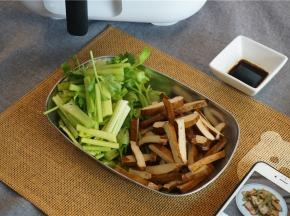 然后按提示将香干先下锅爆香。