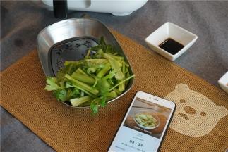 配炒香干的时间完成之后，会提示我们再下芹菜。