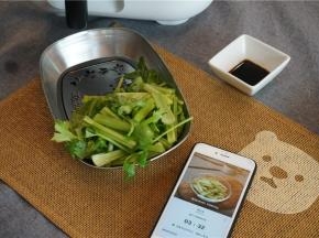 配炒香干的时间完成之后，会提示我们再下芹菜。