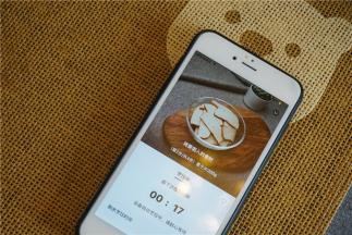 炒菜机自动完成配炒，我们可以再备洗其它食材。