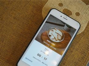 炒菜机自动完成配炒，我们可以再备洗其它食材。