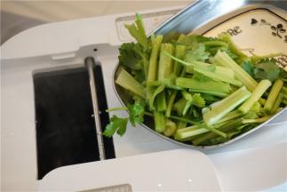 同样的芹菜下锅也是自动配炒。可以闻到香味了呢。
