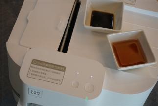 按提示将调味料入炒菜机里，然后等着吃就可以了。