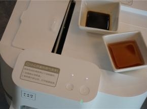 按提示将调味料入炒菜机里，然后等着吃就可以了。