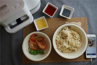 这款菜备料：辣椒1个，大虾干6只，嫩笋800克，玉米油20克，料酒50克，生抽15克（调味料的配用按个人喜好来添减。要是家里有桂皮的也可以加入一点，这桂皮与嫩笋还是很搭的呢）