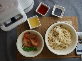 这款菜备料：辣椒1个，大虾干6只，嫩笋800克，玉米油20克，料酒50克，生抽15克（调味料的配用按个人喜好来添减。要是家里有桂皮的也可以加入一点，这桂皮与嫩笋还是很搭的呢）