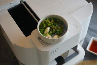 同样的预热好自动锅，然后得到提示将爆香用的食材下锅，我用了辣椒末及蒜粒。