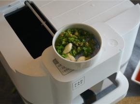 同样的预热好自动锅，然后得到提示将爆香用的食材下锅，我用了辣椒末及蒜粒。