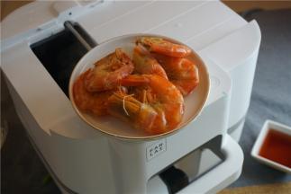 微微出味之后，同样会得到提示，将食材下锅，这个环节就将提鲜用的虾干下锅，虾干是用清水泡洗修剪过的。