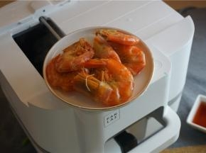 微微出味之后，同样会得到提示，将食材下锅，这个环节就将提鲜用的虾干下锅，虾干是用清水泡洗修剪过的。