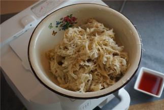 虾干出味之后，再就是将嫩笋片下锅。