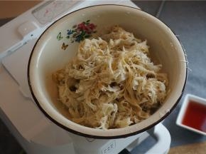 虾干出味之后，再就是将嫩笋片下锅。