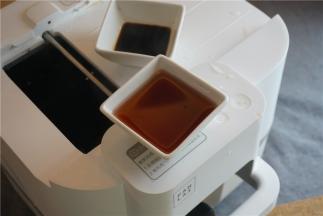 然后自动锅会自动跳水，我就将调味品配入就可以。