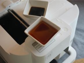 然后自动锅会自动跳水，我就将调味品配入就可以。