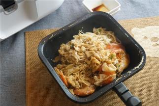 然后静静等着菜熟出锅就好，喜鲜的朋友可以再加入鸡精调个味。我这里是没有葱了，要是有葱再配入一点就更好了。