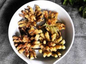 捞出沥干油后摆入盘中