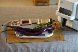 如图这款菜用到了大茄子2个，鱼干2片，蒜粒6瓣，料酒30克，生抽10克，白糖2克，玉米油15克。朋友们如果是刚入厨房的，那么也可以跟我一样，用固定的调味碗来装调味品，这样子知道自己用了多少 酱料，也会将菜越做越好，下一次炒的时候淡了就加，咸了就减。