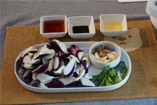 将食材备洗好，然后分好类，这样子配炒起来不慌不忙。