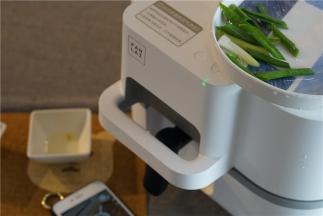 最后再加入葱提个香点缀一下就好。